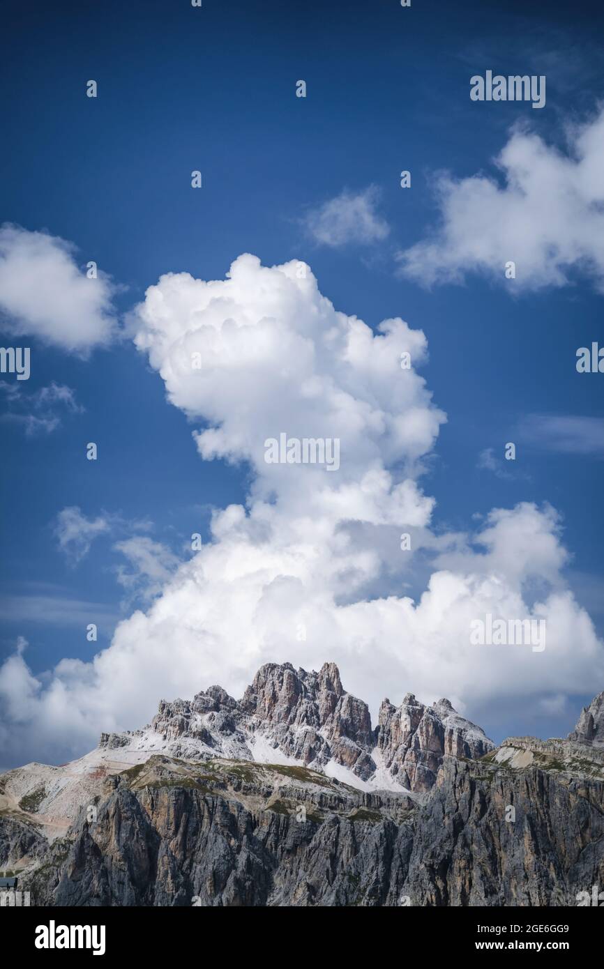 Averau-Nuvolau-Gruppe, Col di Lana, Sass di Stria, Picollo Lagazuoi, Fanis-Gruppe, Tofane-Massiv und Cinque Torri von der Rifugio Nuvolau aus gesehen Stockfoto