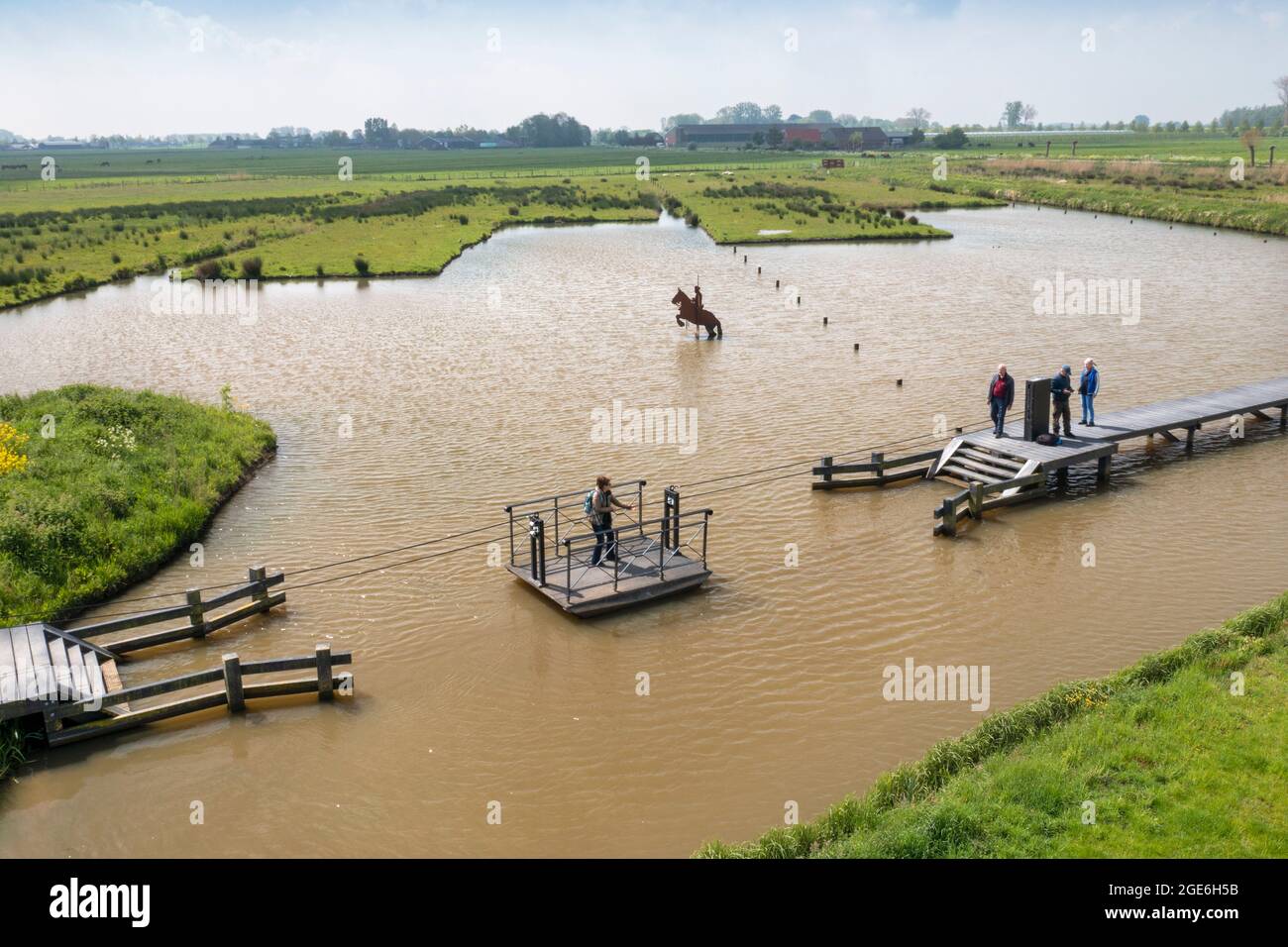 Niederlande, Schalkwijk. Überschwemmt-Feld, Teil der Neuen Niederländischen Wasserlinie. Unesco-Weltkulturerbe. Niederländische Wasserschutzlinien. Kunstwerke: Ôthe Stockfoto