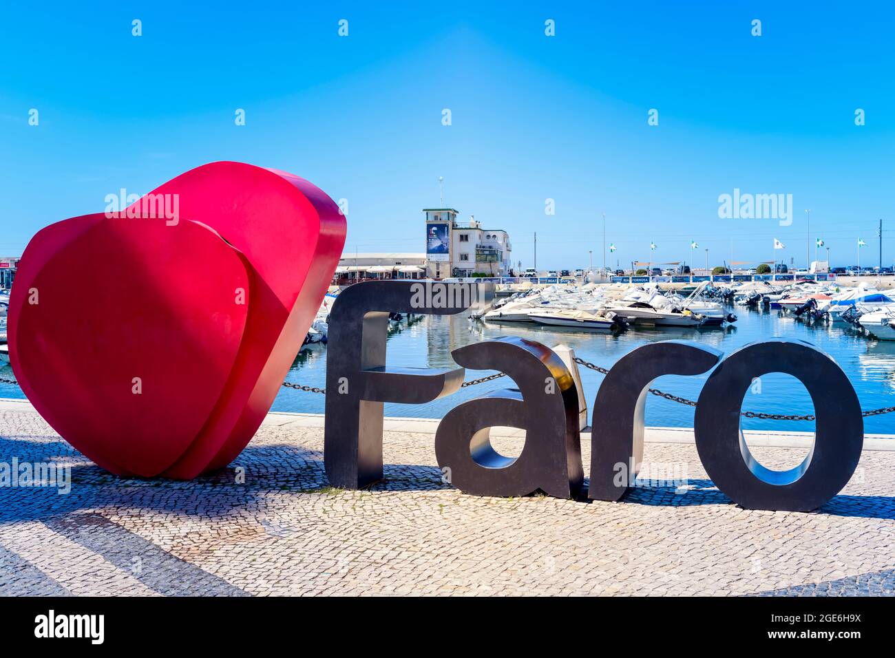 Faro-Namensschild-Logo vor dem Yachthafen von Faro. Touristen lieben es, mit diesem Schild fotografiert zu werden. Faro Algarve Portugal Stockfoto