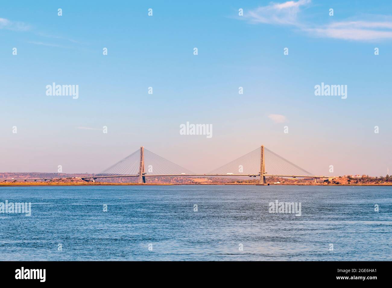 Die internationale Brücke von Guadiana, Ponte Internacional do Guadiana, eine Straßenbrücke mit Kabelgestellen, die die Algarve Portugal mit Huelva Spanien verbindet Stockfoto