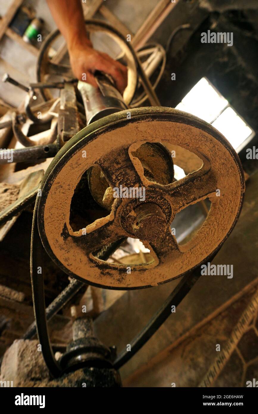 Altes, staubigen und rostigen gusseisernen Rad der Reismühle Maschine. Foto aufgenommen in einer Reismüllerei in Benguet, Philippinen, am 1. Oktober 2019. Stockfoto