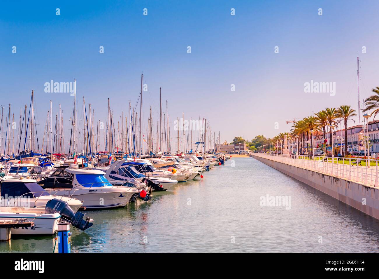 Boote und Yachten liegen in der Marina vila Real do santo antonio am Fluss Guadiana und an der Uferpromenade, Vila Real, Algarve Portugal. Stockfoto