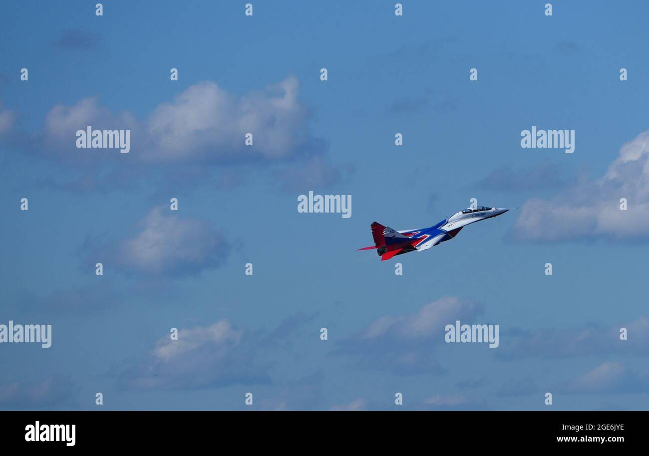 Flugshow am Himmel über der Stadt. Kunstfluggruppe der Mauersegler. Militärflugzeug Strizh Mig-29 am Himmel. Stockfoto