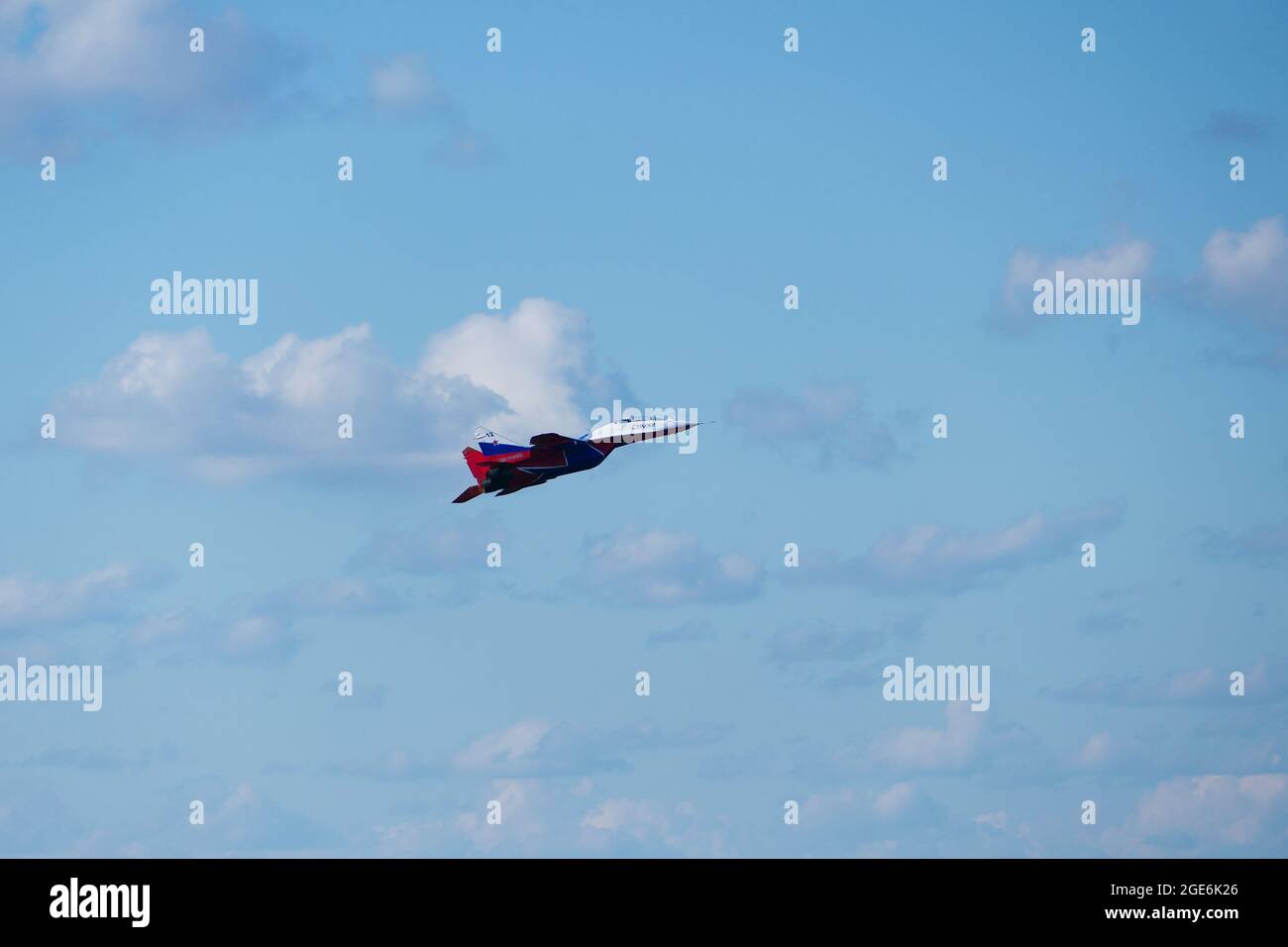 Flugshow am Himmel über der Stadt. Kunstfluggruppe der Mauersegler. Militärflugzeug Strizh Mig-29 am Himmel. Stockfoto