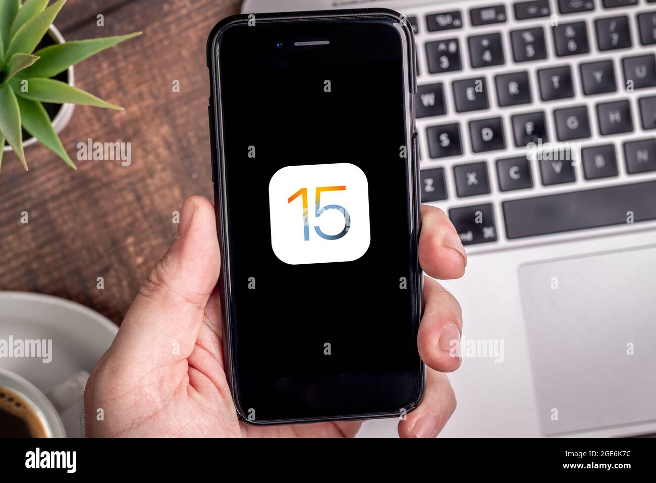 Antalya, TÜRKEI - 17. August 2021. IPhone mit dem Logo des neuen iOS 15, Apples nächstes Betriebssystem für seine Smartphones wird veröffentlicht. Stockfoto