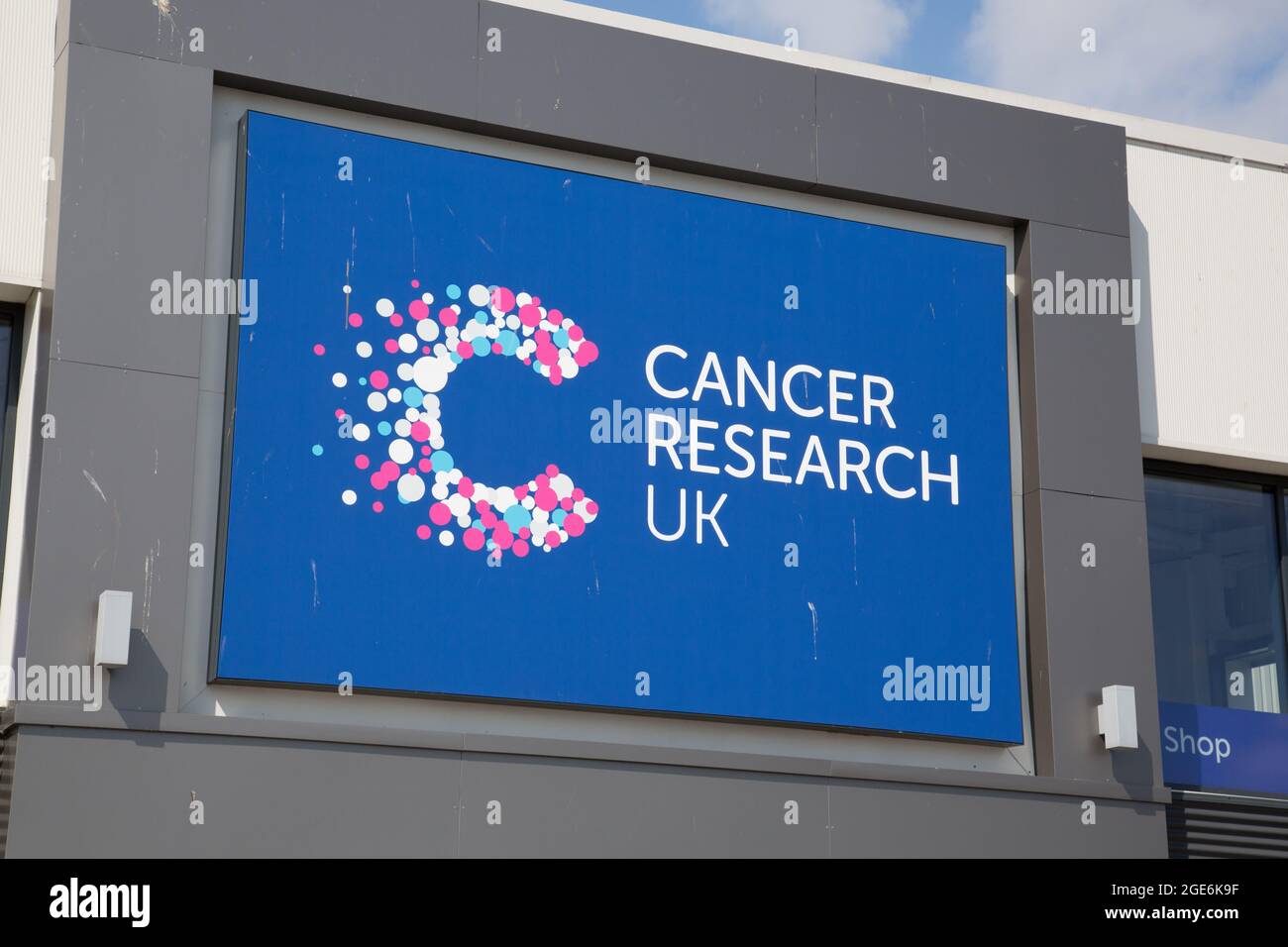 Cancer Research UK Retail Park Beschilderung Stockfoto