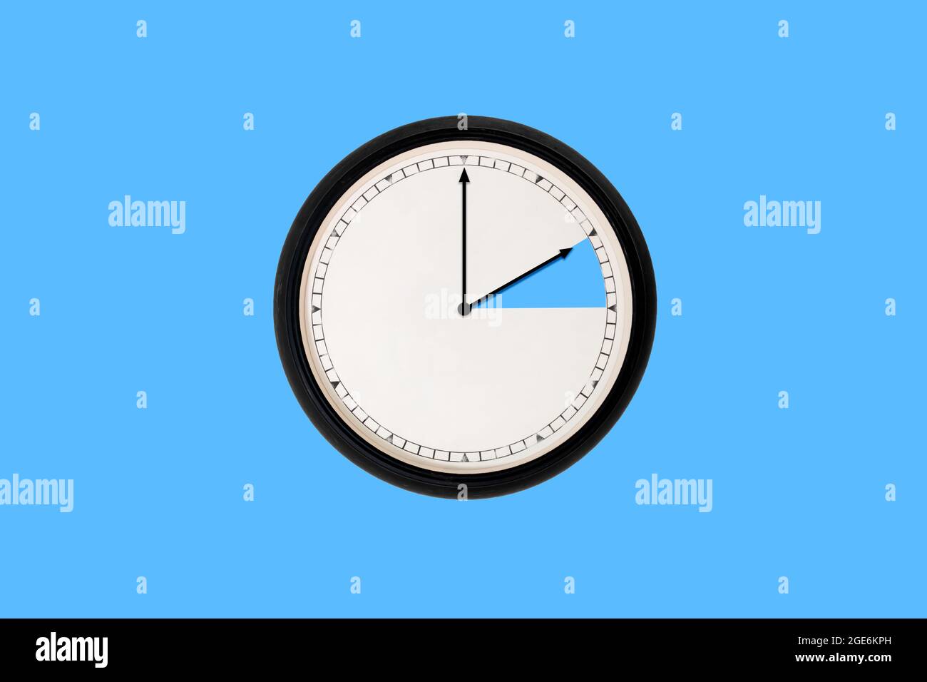 Winterzeit-Uhrzeitwechsel auf blauem Hintergrund. Stockfoto