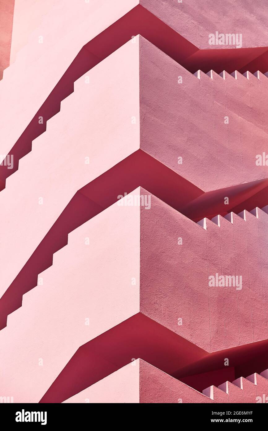 Geometrisches Detail im Gebäudedesign. Die rote Mauer, La manzanera. Calpe, Spanien Stockfoto