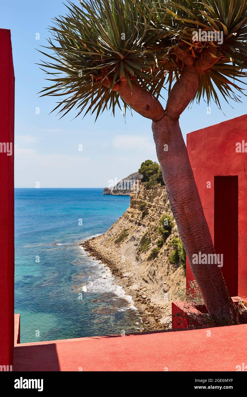 Geometrisches rotes Gebäudedesign und mediterrane Küste. Calpe, Spanien Stockfoto