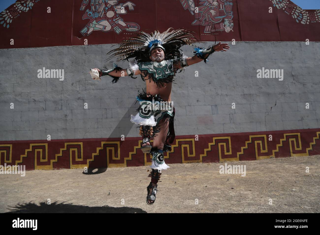 Nicht exklusiv: TEOTOHUACAN, MEXIKO - 16. AUGUST: Eine Frau in  prähispanischer Kleidung führt ein zeremonielles Ritual an dem Ort durch,  an dem die Azteken auftraten Stockfotografie - Alamy