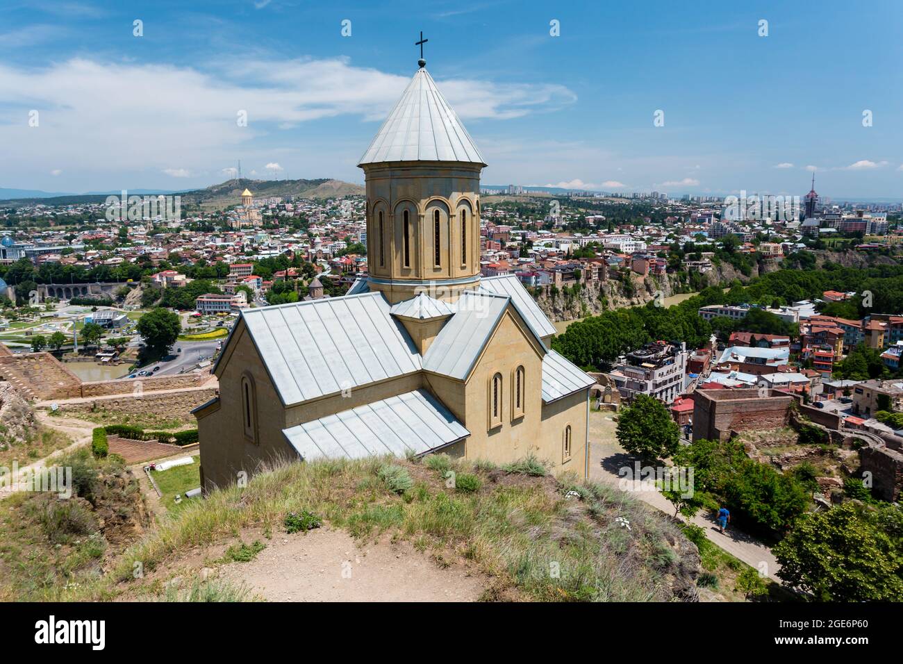 Tiflis, Georgien - 15. Juni 2016: St. Nikolaus Kirche in Narikala Festung und Blick auf Tiflis, Georgien, Europa Stockfoto