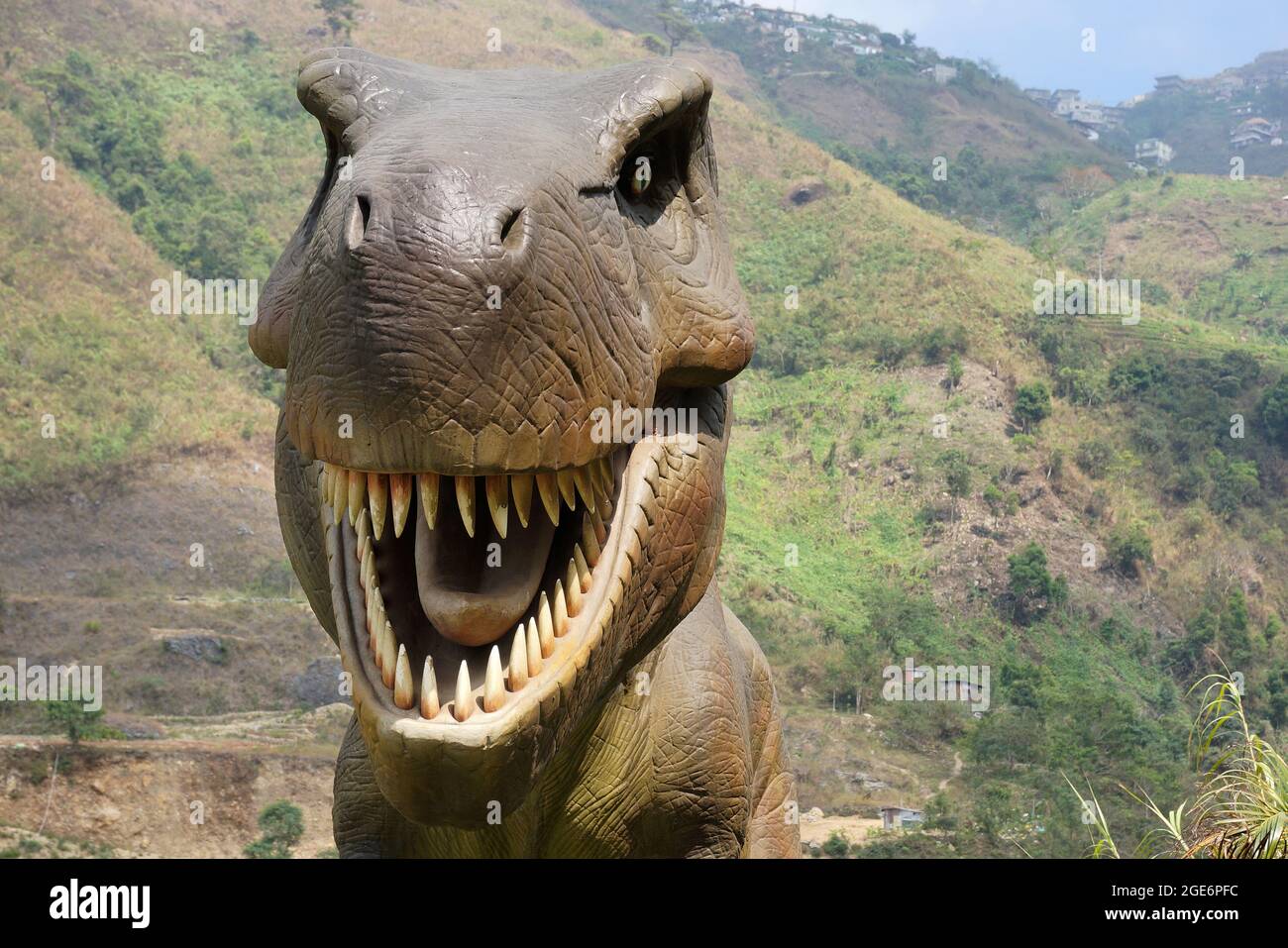 Nachbildung eines brüllenden Dinosauriers mit Zähnen in einem Park in Benguet, Philippinen, Südostasien. Foto aufgenommen am 25. Februar 2015. Stockfoto