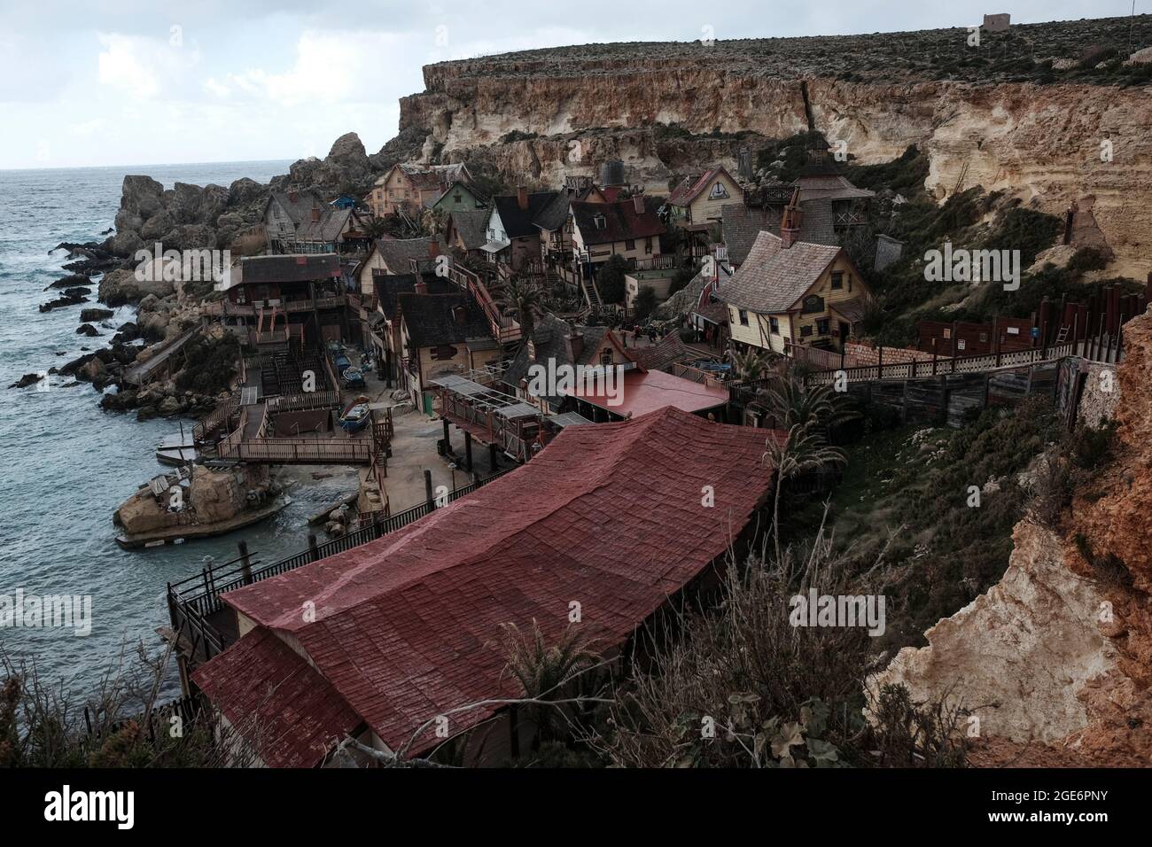 Popeye Village (Sweethaven Village) in Malta von oben. Stockfoto