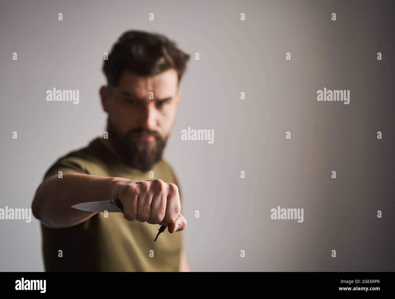 Nahaufnahme eines Klappmessers in der Hand eines Militärs Stockfoto