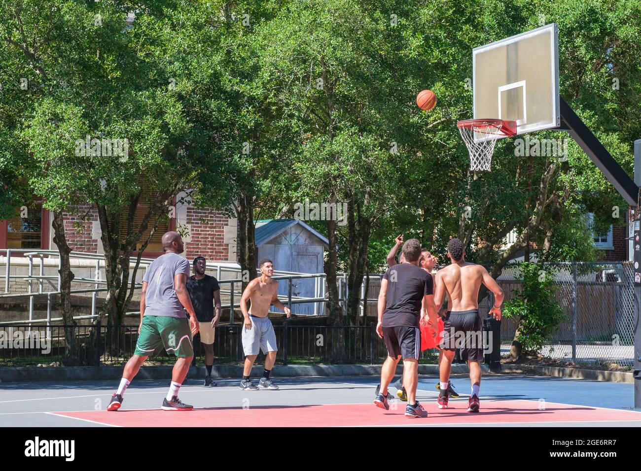 NEW ORLEANS, LA, USA - 14. AUGUST 2021: Junge Männer spielen im Freien Pickup-Basketball Stockfoto
