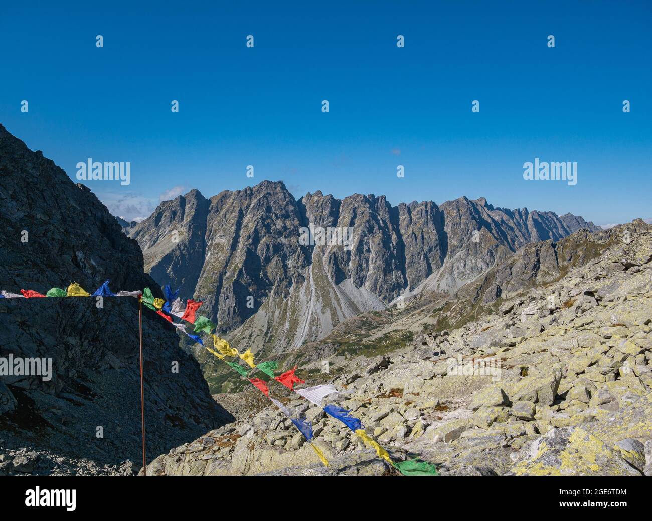 Bunte Flaggen auf einem Wanderweg im slowakischen Teil der Karpaten Stockfoto