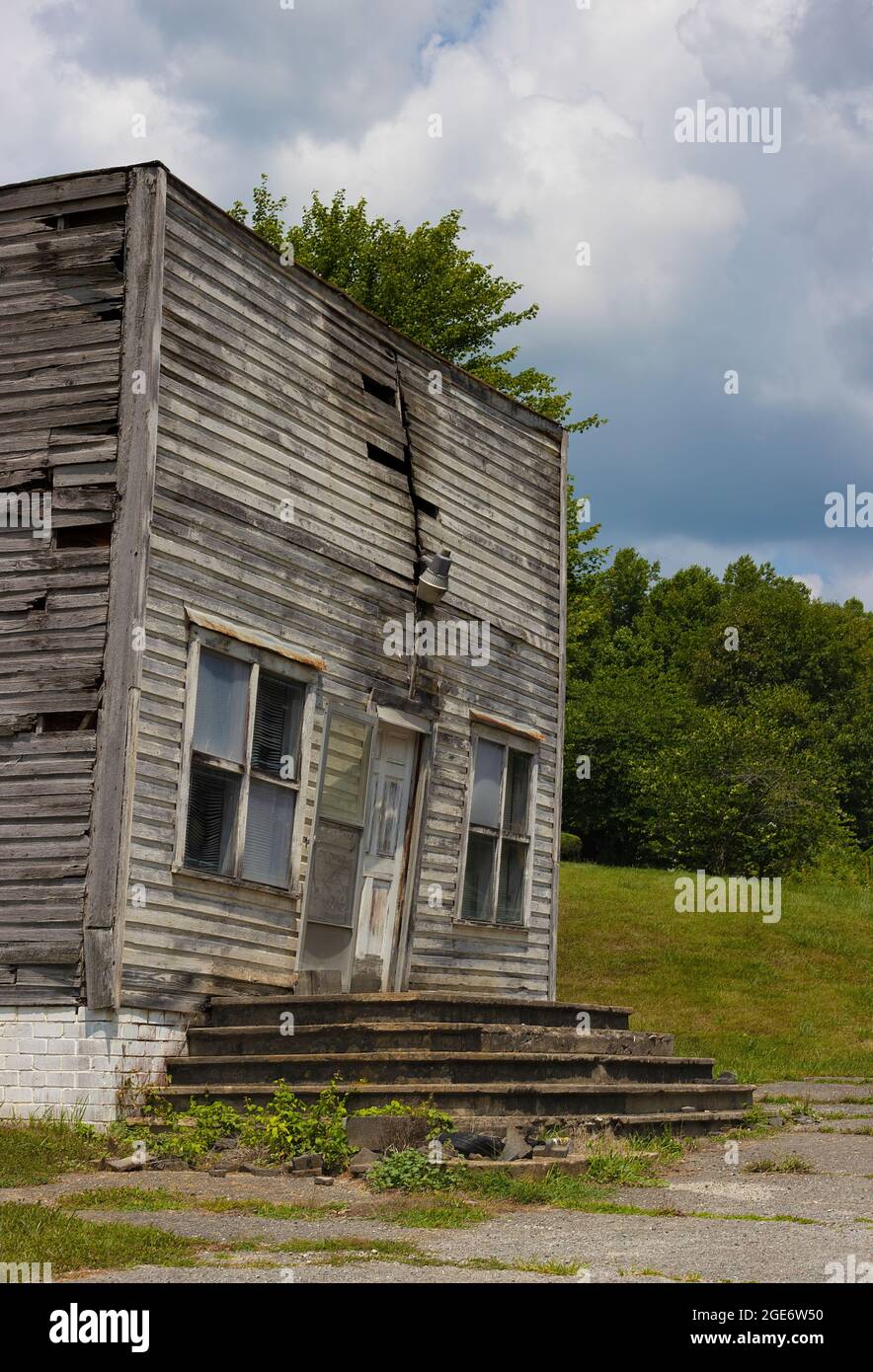 Ein verfallendes Gebäude, das im ländlichen Virginia zur Halbierung bereit zu sein scheint. Stockfoto
