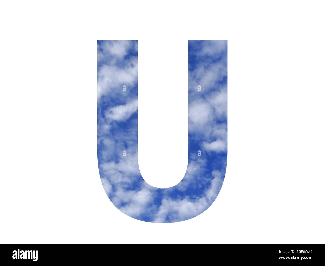 Buchstabe U des Alphabets mit blauem Himmel und weißen Wolken, isoliert auf weißem Hintergrund Stockfoto