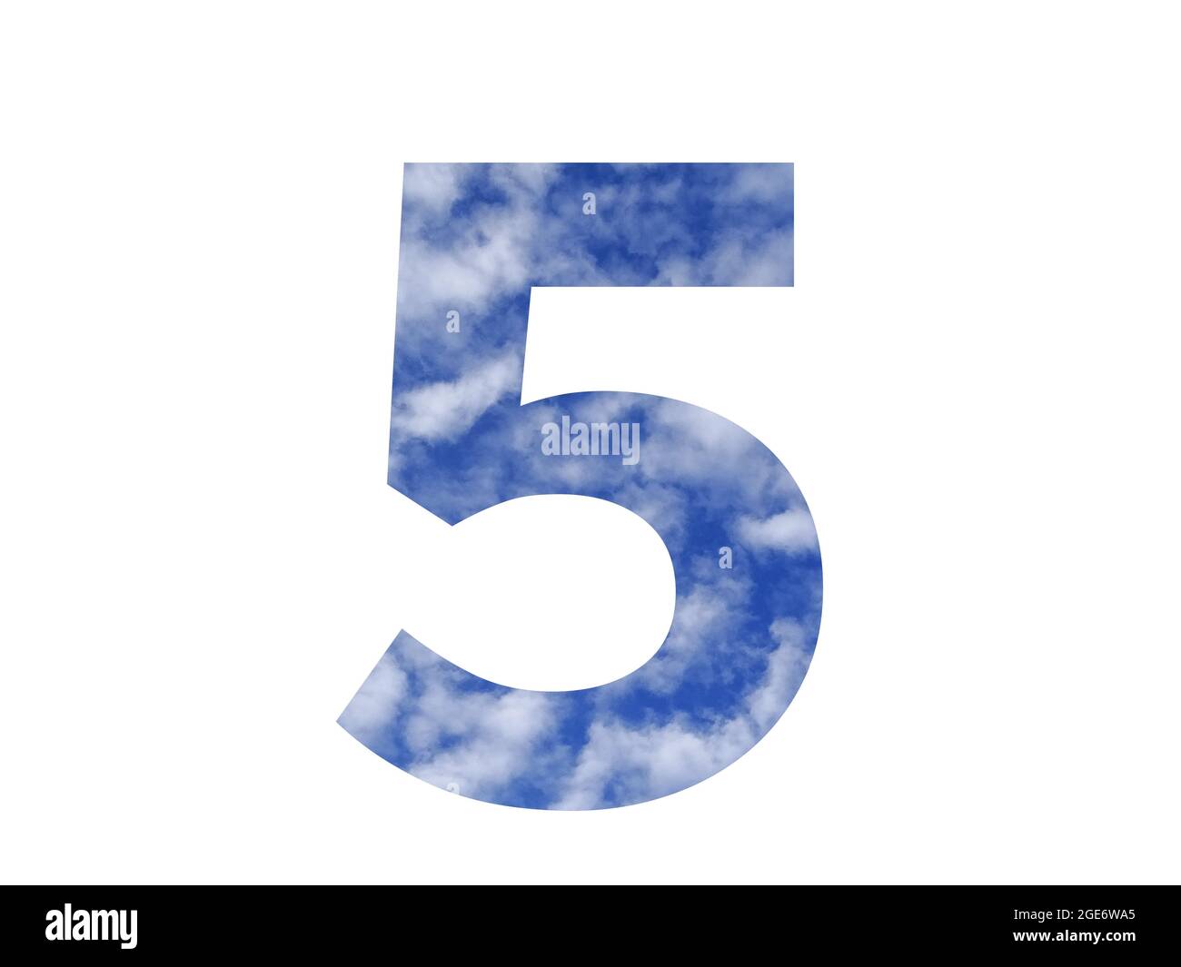 Nummer 5 des Alphabets mit blauem Himmel und weißen Wolken, isoliert auf weißem Hintergrund Stockfoto