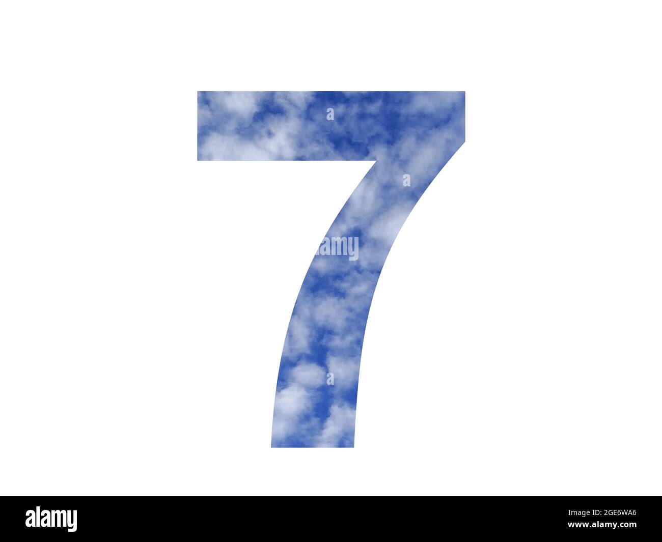 Nummer 7 des Alphabets mit blauem Himmel und weißen Wolken, isoliert auf weißem Hintergrund Stockfoto