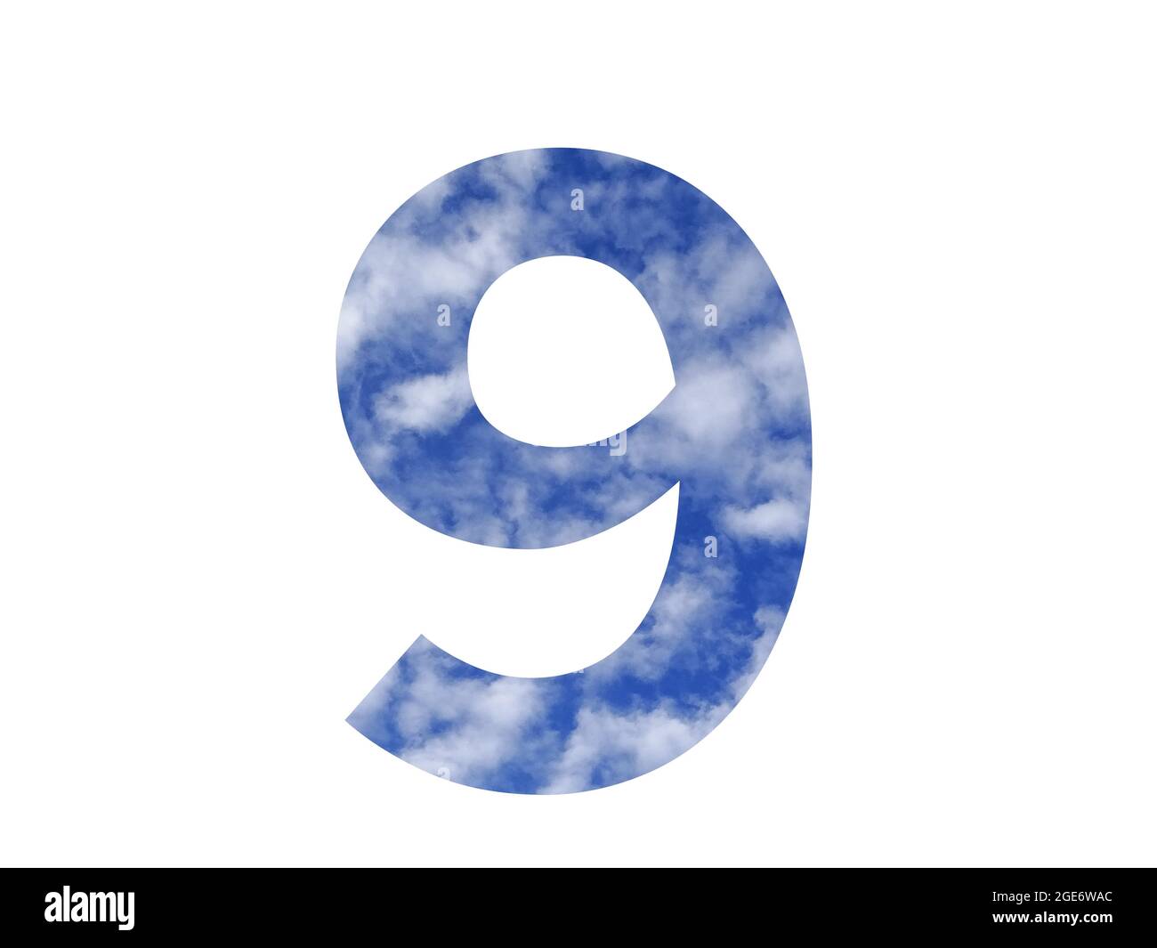 Nummer 9 des Alphabets mit blauem Himmel und weißen Wolken, isoliert auf weißem Hintergrund Stockfoto