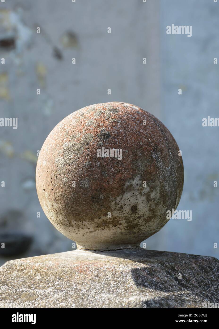 Steinkugel auf Sockel. Herkömmlicher Pfostendeckel oder Pfostendeckel Stockfoto