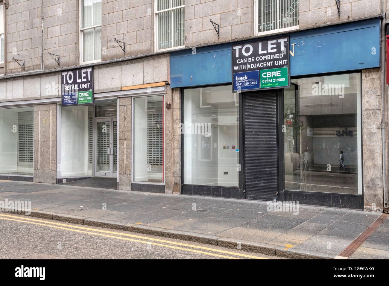 Zwei benachbarte leerstehende Geschäfte in der Union Street, Aberdeen. Ein „To Let“-Schild sagt, dass die beiden Räumlichkeiten kombiniert werden können. Stockfoto