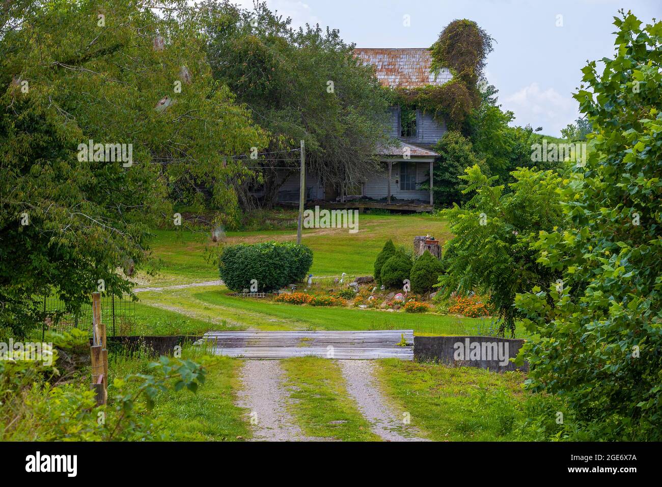 Piney Flats, Tennessee, USA - 8. August 2021: Ein ziemlich gepflegtes Anwesen mit Ausnahme des verfallenden Bauernhauses. Stockfoto