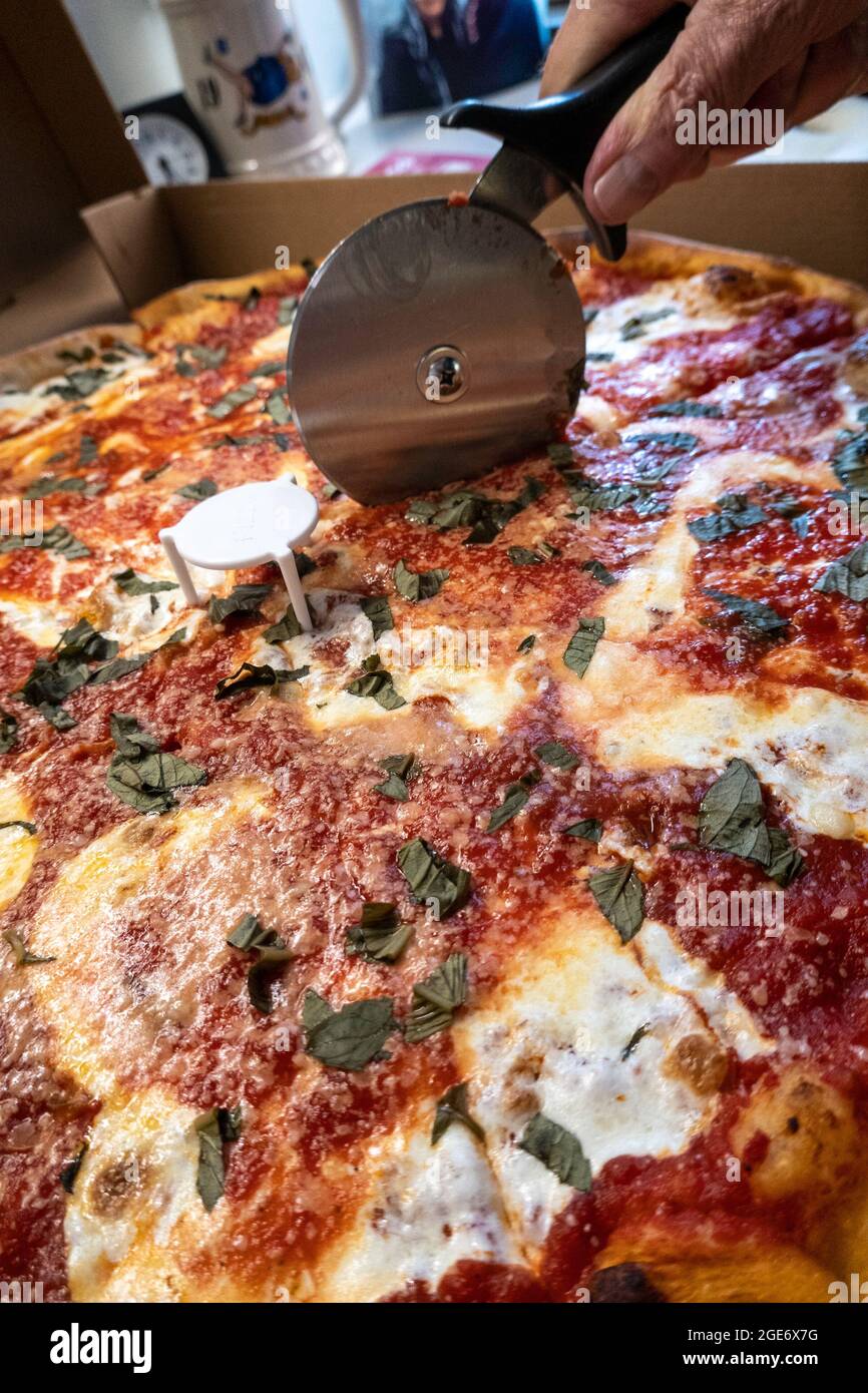 Margherita Pizza, geliefert von einer lokalen Pizzeria, NYC, USA 2021 Stockfoto