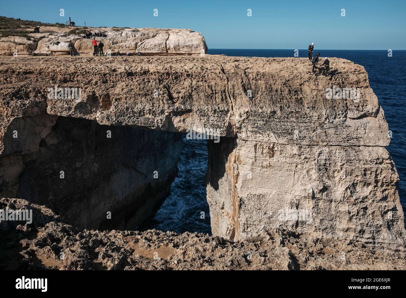 Wied Il-Mielaħ - Felsformation am Meer, die einem Fenster ähnelt. Stockfoto