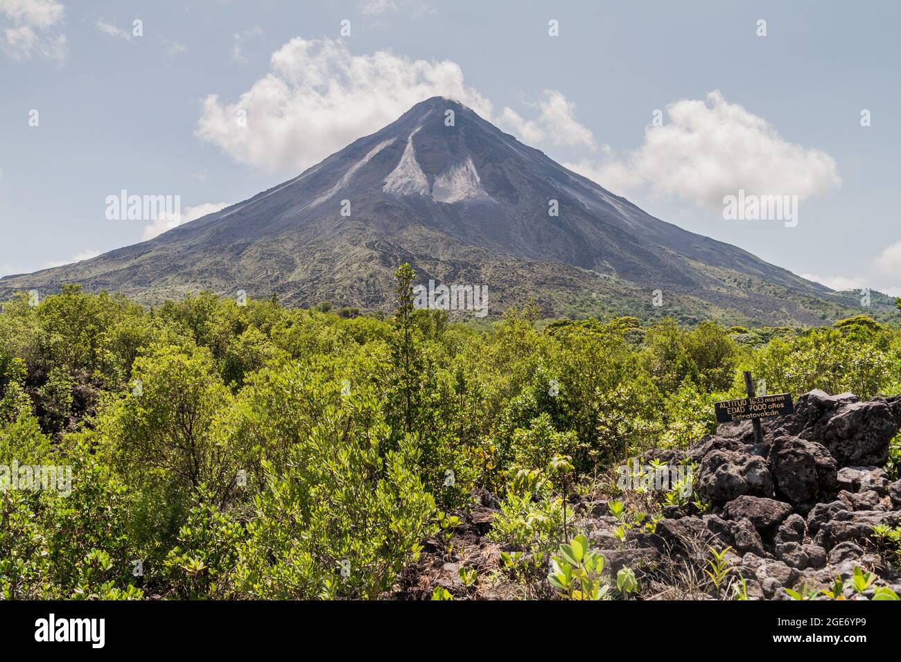 Vulkan Arenal hinter einem Lavafeld im Nationalpark Arenal, Costa Rica Stockfoto