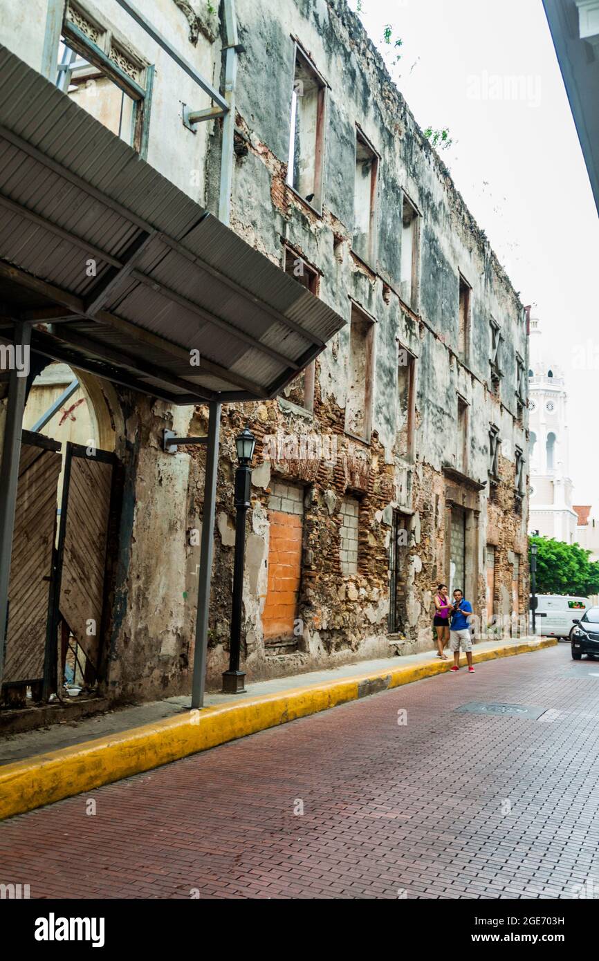 PANAMA-STADT, PANAMA - 27. MAI 2016: Baufällige Gebäude in der Altstadt von Casco Viejo in Panama City Stockfoto