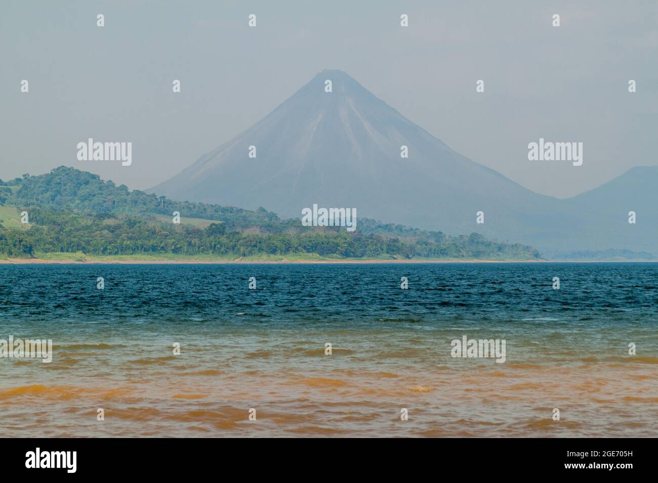 Laguna de Arenal Reservoir, Costa Rica. Arenal Vulkan im Hintergrund. Stockfoto