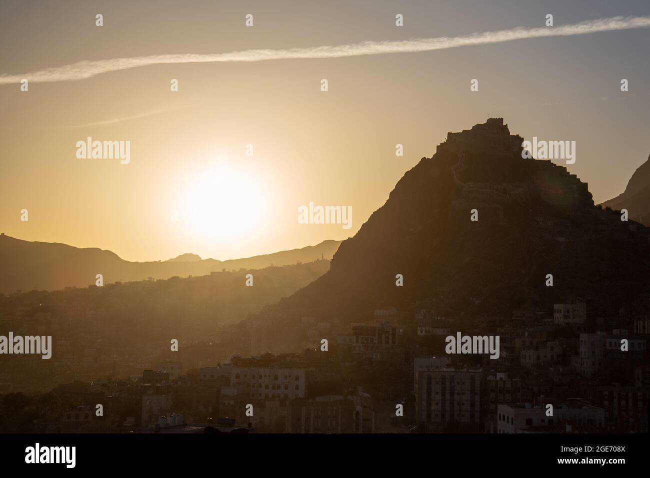 sonnenaufgang des historischen Schlosses 'Cairo' in Taiz Stadt, Jemen Landschaft. Stockfoto