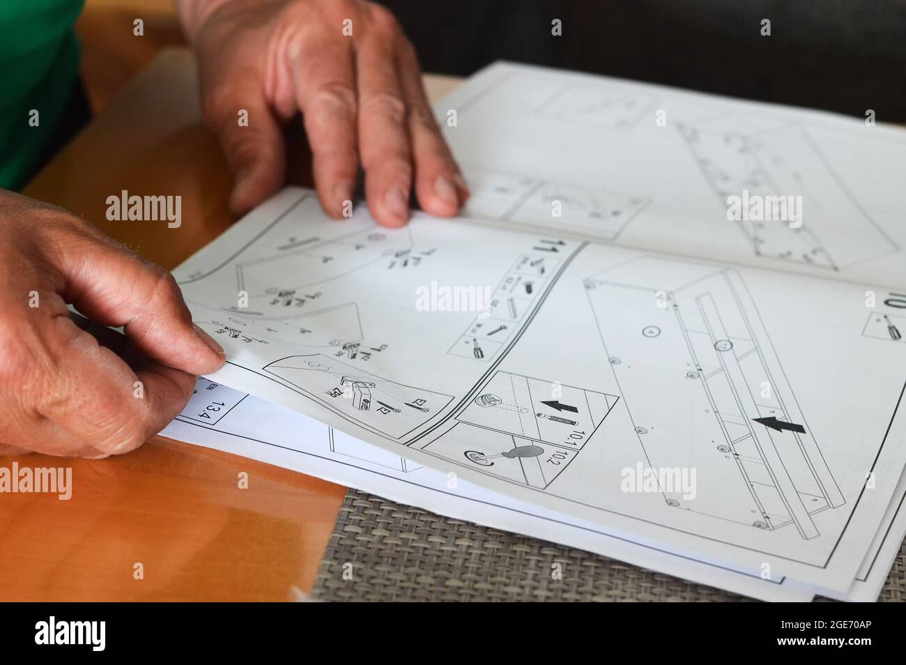 Mann liest Anweisungen zum Zusammenbauen von Möbeln Stockfoto
