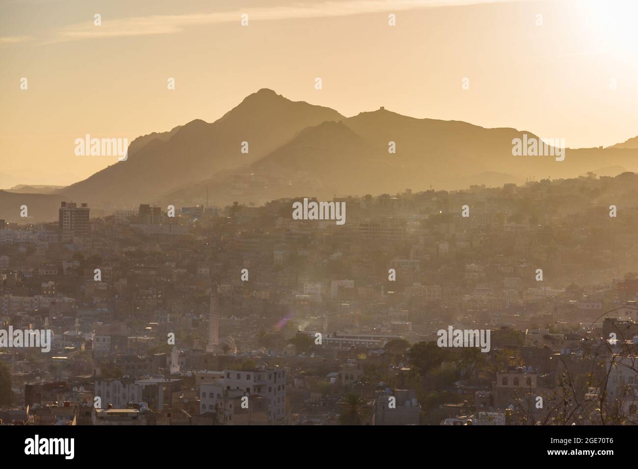 sonnenaufgang des historischen Schlosses 'Cairo' in Taiz Stadt, Jemen Landschaft. Stockfoto