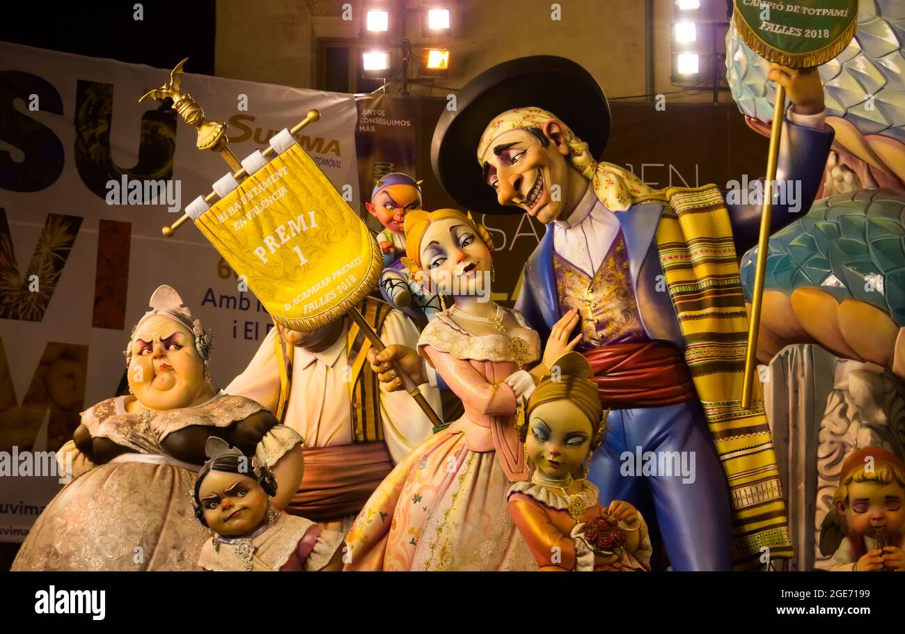 März 2018. Valencia, Spanien. Szene des Fallero Denkmal auf dem Platz El Pilar von 2018, in dem eine Familie von Falleros in traditionellen Kostümen ist r Stockfoto
