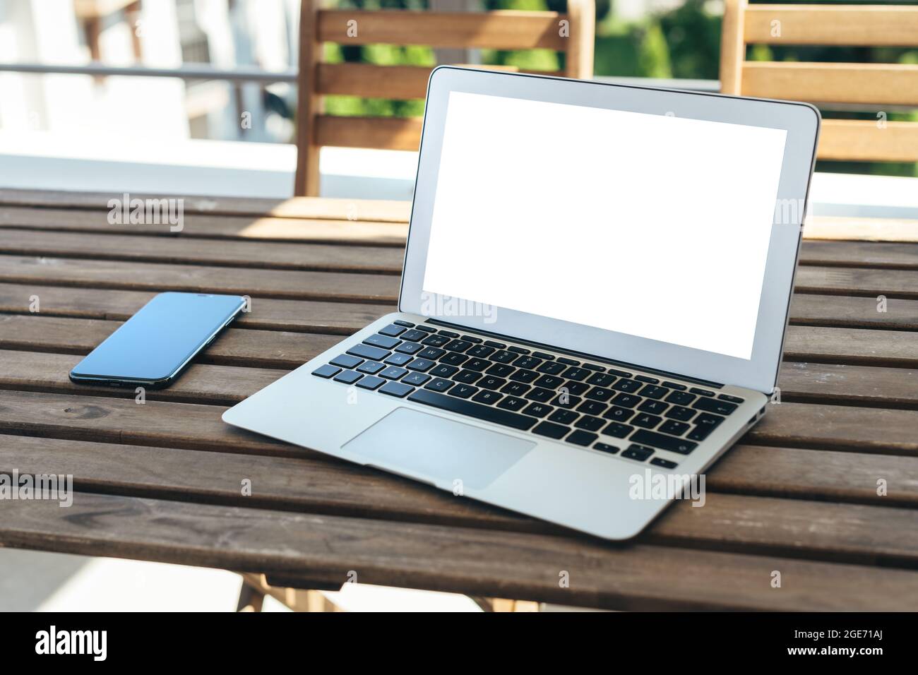 Laptop-Computer leer leerer Bildschirm auf Hotelbalkon, Arbeiten an Urlaubskonzept, selektiver Fokus Stockfoto