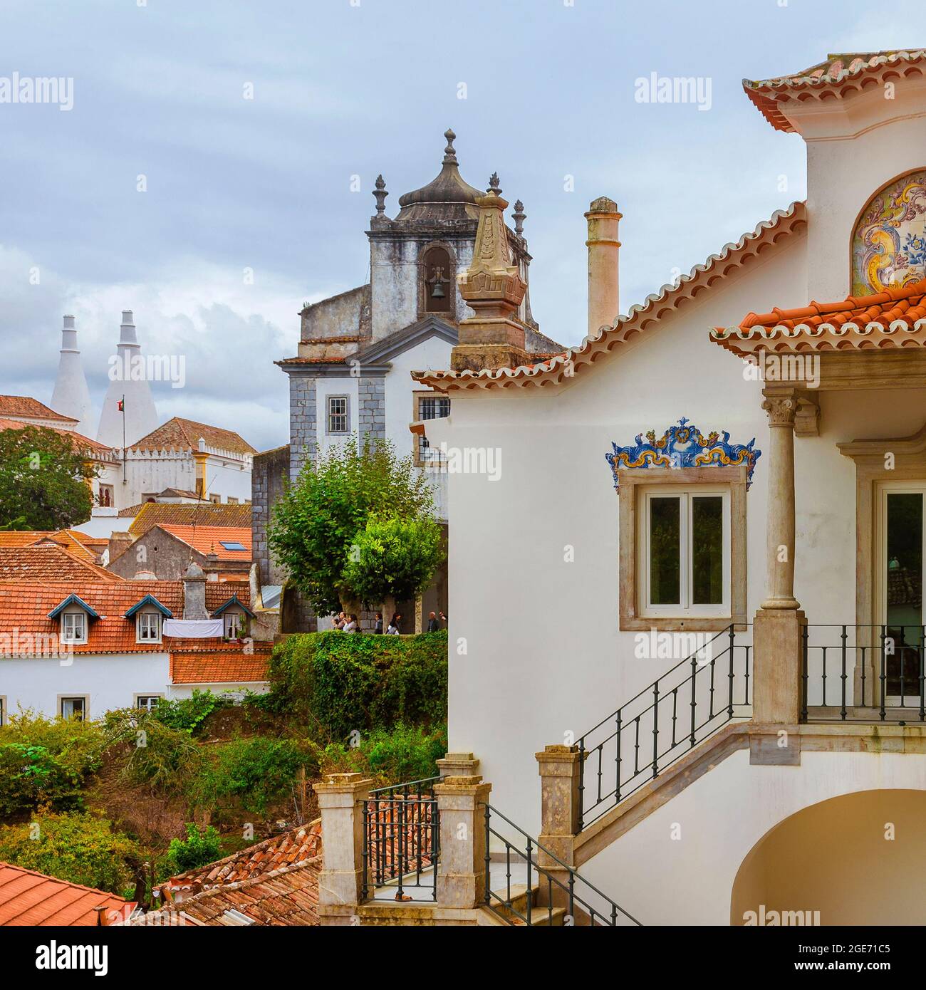 Touristen besuchen die wunderschöne Stadt Sintra in der Nähe von Lissabon in Portugal Stockfoto