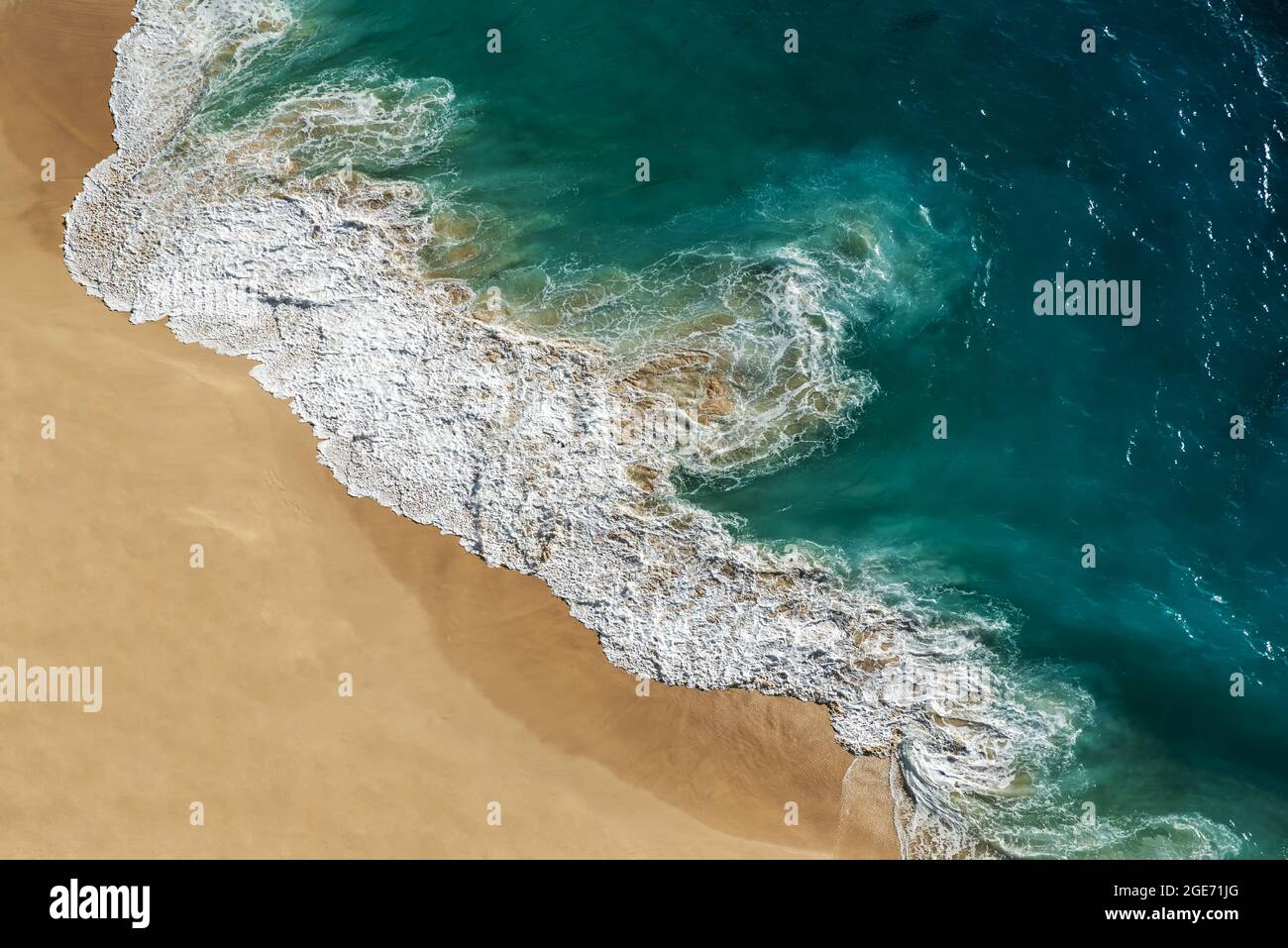 Drone Point of View of Ocean Waves and Beach Stockfoto