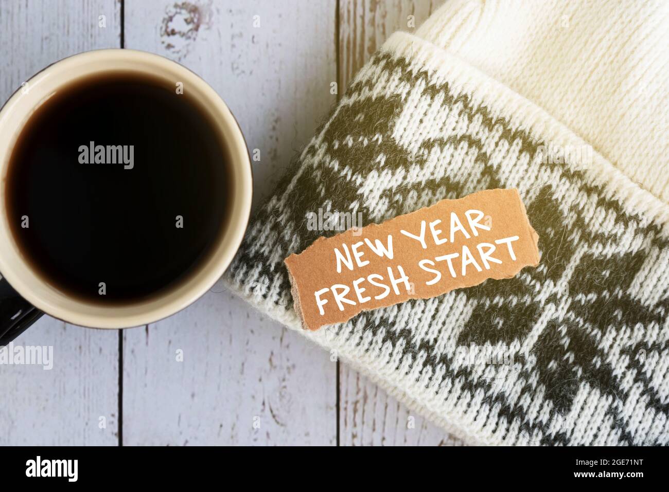 Neujahr frischer Start auf zerrissenem Papier mit einer Tasse Kaffee - Neujahrskonzept Stockfoto