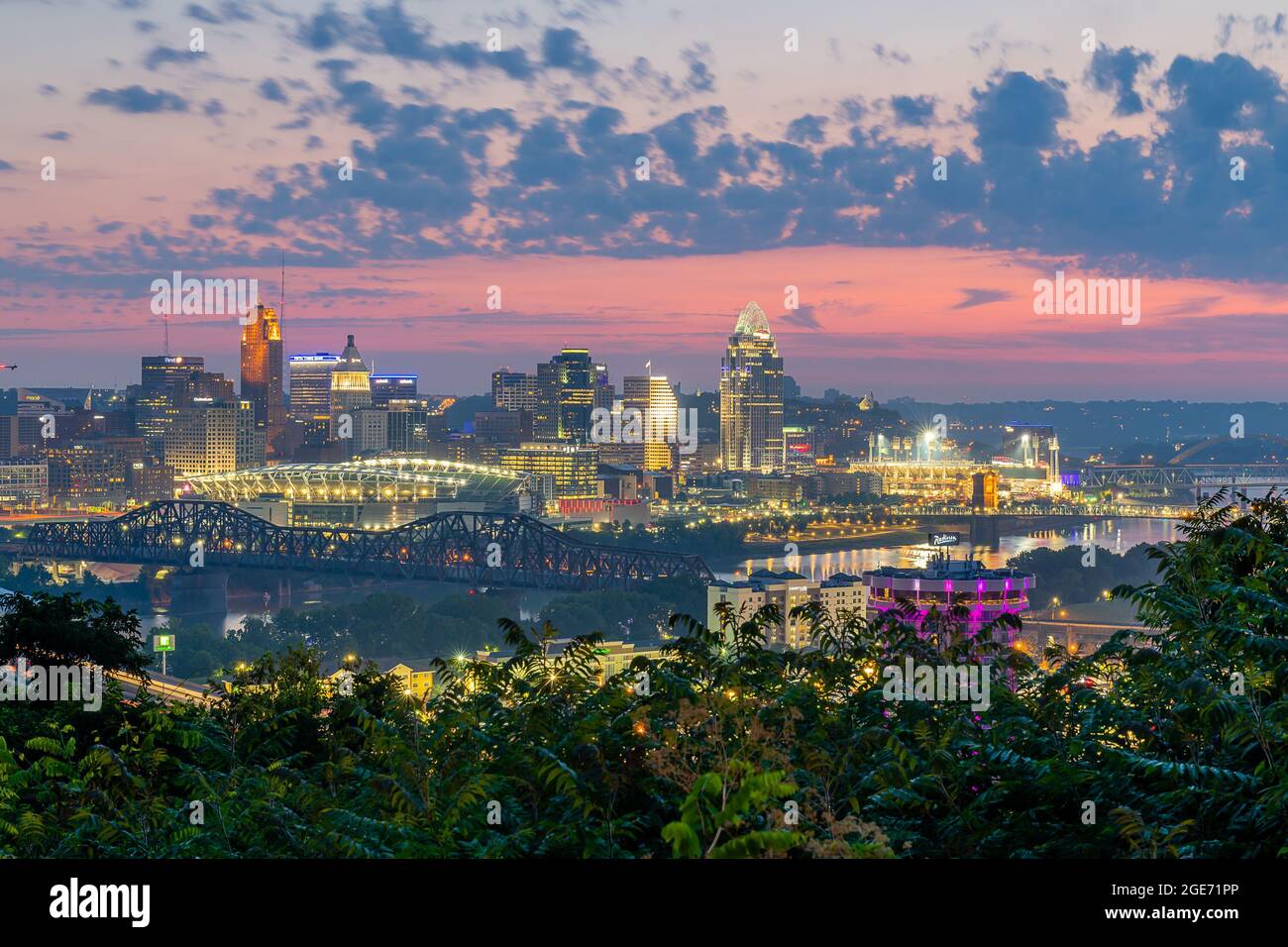 Cincinnati Skyline in Dawn vom Devou Park Stockfoto