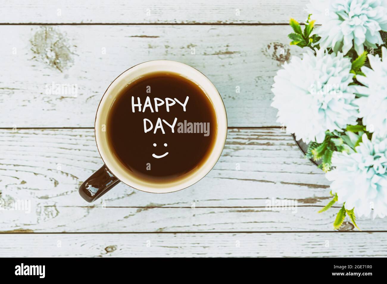 Happy Day mit lächelnder Ikone und einer Tasse Kaffee Stockfoto