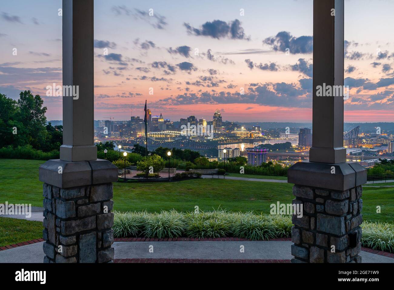 Cincinnati Skyline in Dawn vom Devou Park Stockfoto