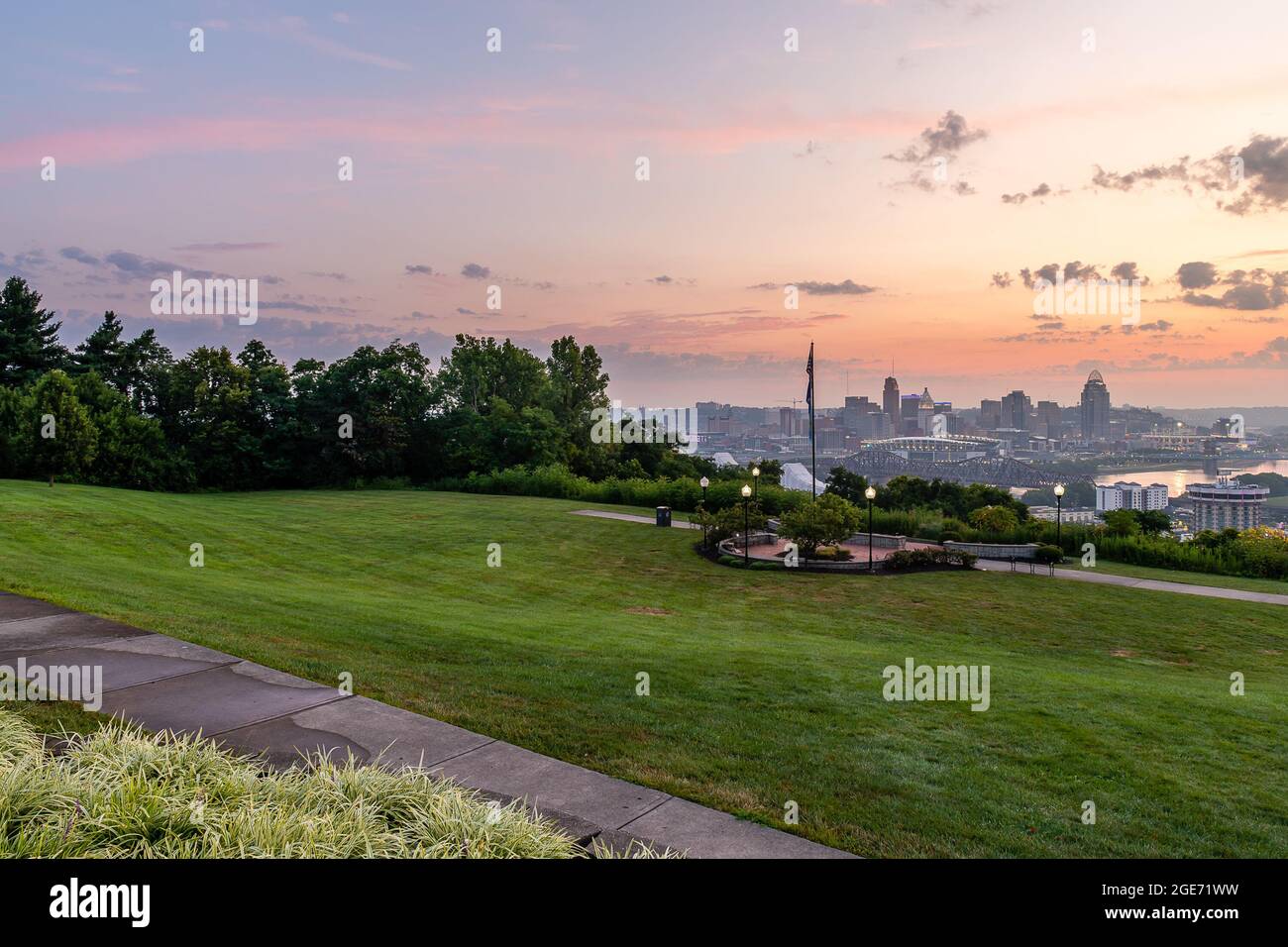 Cincinnati Skyline in Dawn vom Devou Park Stockfoto