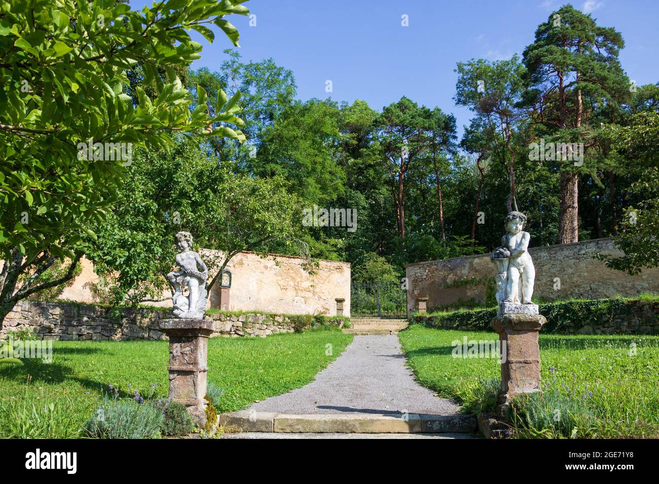 park mit Putten im Sommerschloss Weitenburg Deutschland Stockfoto