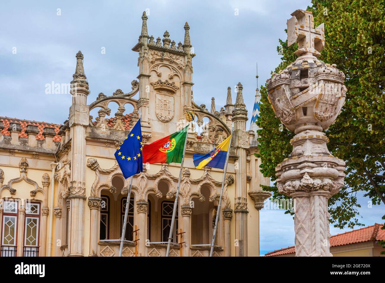 Sintra Rathaus, 1910 im charkteristischen Stil des 15. Jahrhunderts im manuelinischen Stil fertiggestellt, mit altem Steinkreuz, portugiesischer Nationalflagge und Europäischer Uni Stockfoto