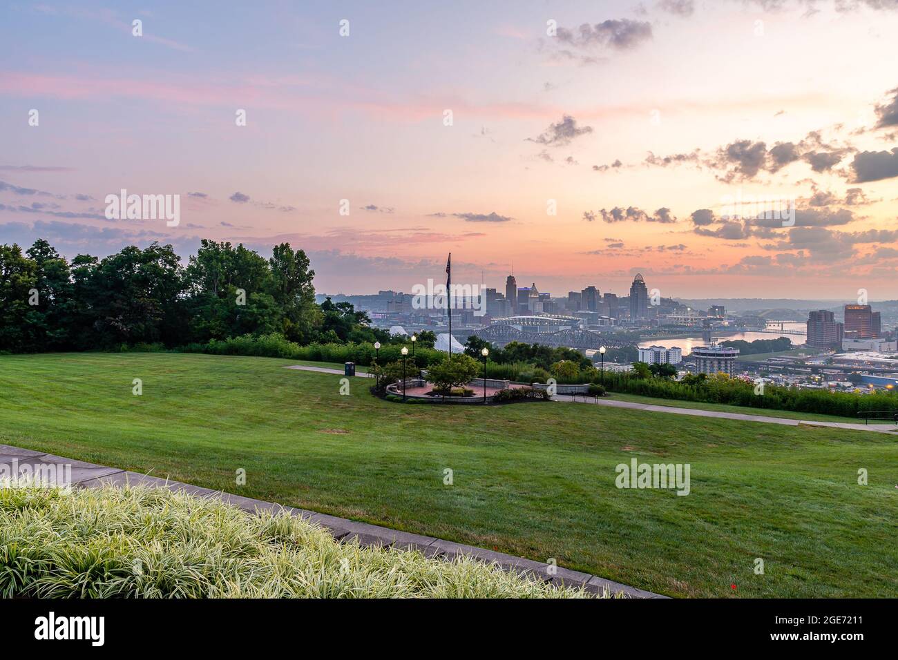 Cincinnati Skyline in Dawn vom Devou Park Stockfoto