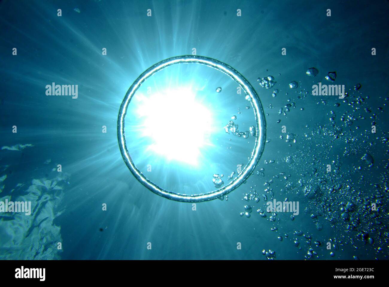 Lichtstrahl durch eine Luftblase Stockfoto