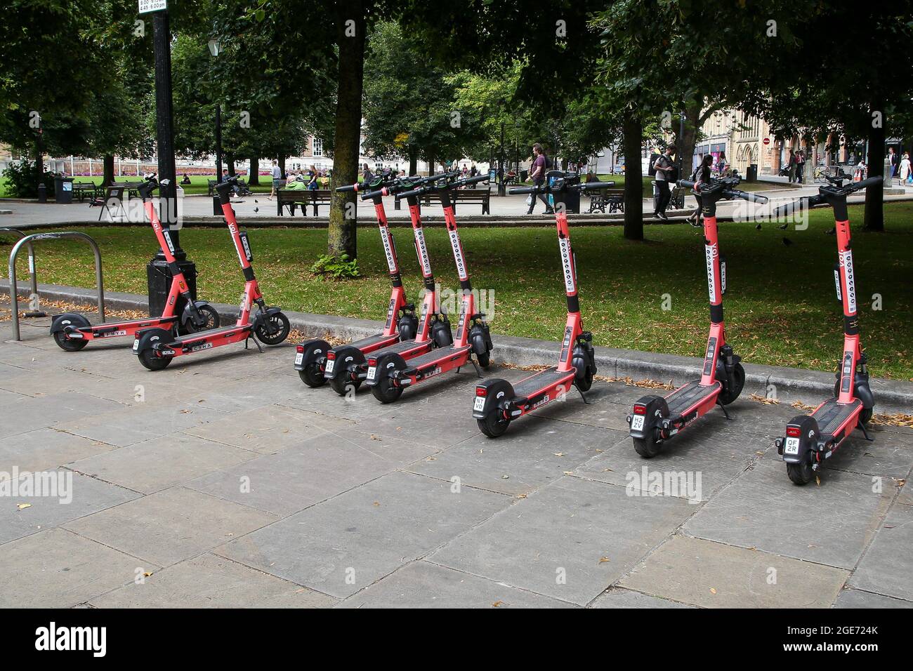 Bristol, Großbritannien. August 2021. VOI Elektro-E-Scooter in speziellen Parkzonen in Bristol geparkt. Einwohner im Westen Englands, einschließlich Bristol, können im Rahmen eines Regierungsverfahrens E-Scooter mieten. Kredit: SOPA Images Limited/Alamy Live Nachrichten Stockfoto